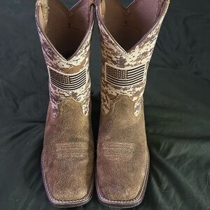Boys size 5 Ariat patriot western boot